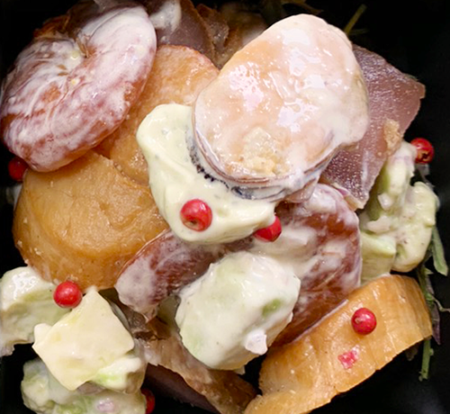 巻海老・帆立貝・ムール貝・鮪赤身の自家薫製と	アボカドのカクテルサラダ